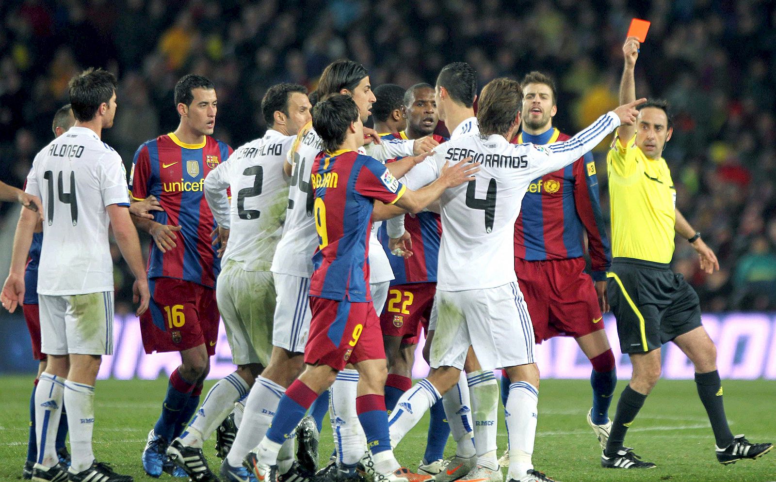 El árbitro Iurralde González muestra la tarjeta roja al defensa del Real Madrid Sergio Ramos (3-d), durante el partido Liga ante el FC Barcelona disputado en el Camp Nou.