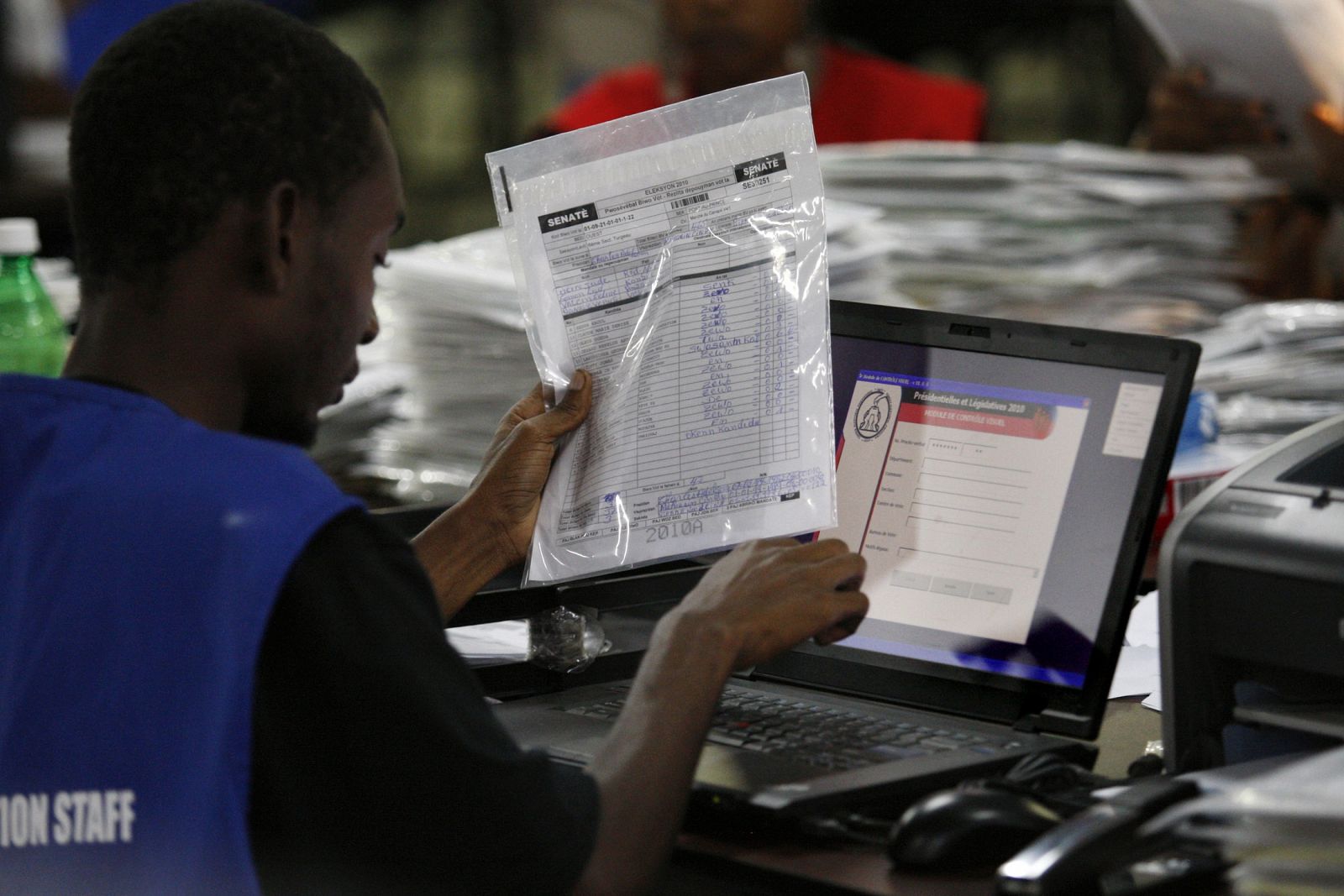 Un haitiano realiza el recuento de las votaciones celebradas en su país el pasado domingo