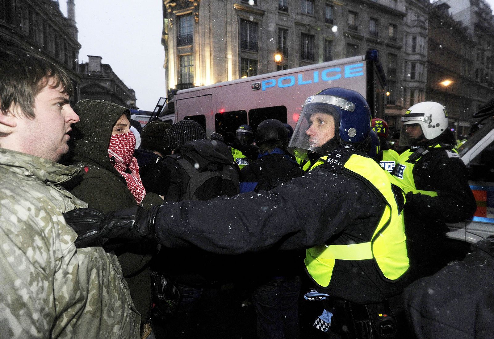 Un estudiantes se encara con un Policía durante la manifestación en Londres.