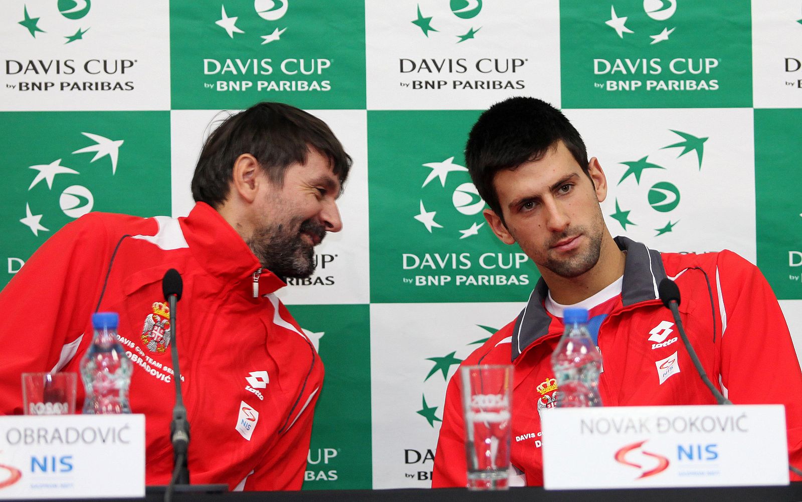 El capitán serbio, Obradovic, junto a Djokovic en la rueda de prensa