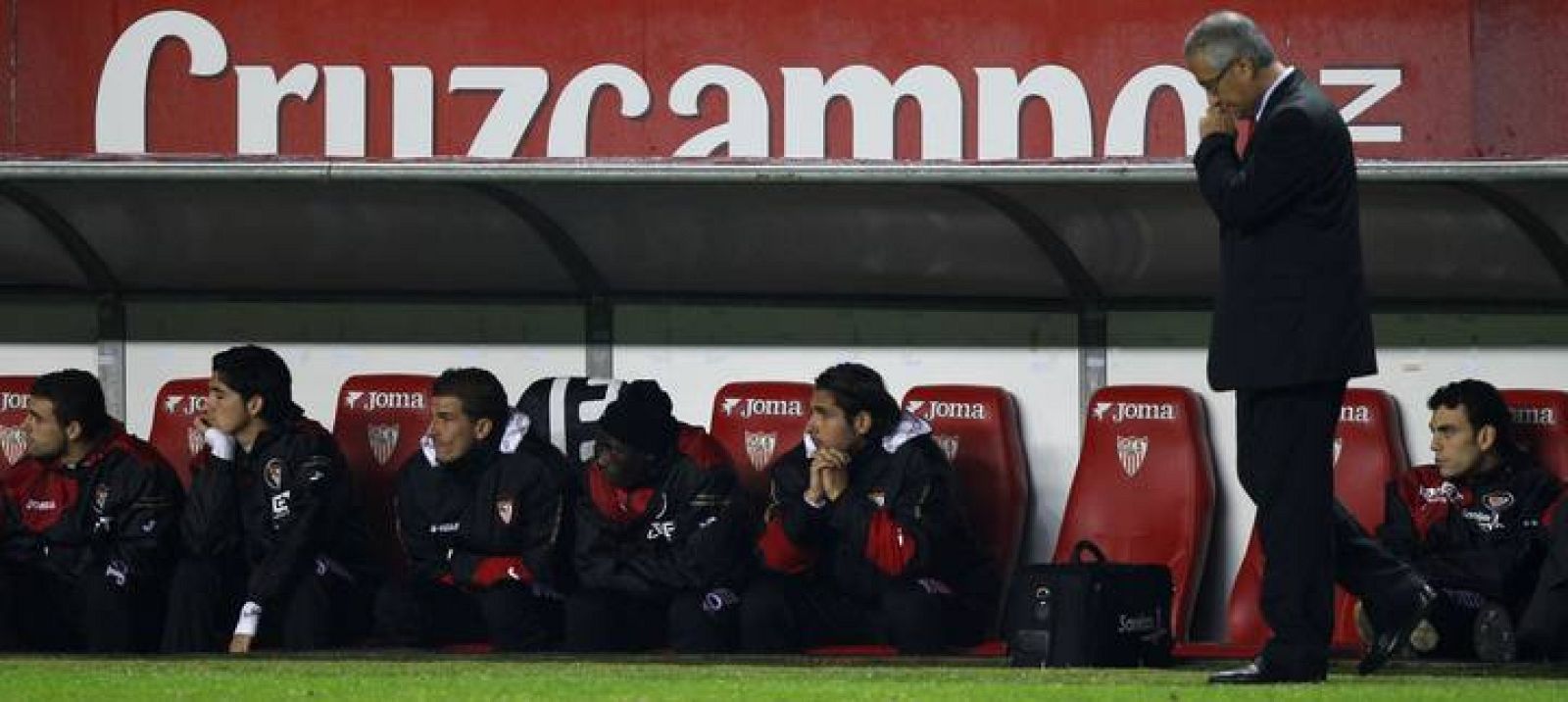 El técnico sevillista, Gregorio Manzano, cabizabajo durante el partido ante el Getafe en Liga