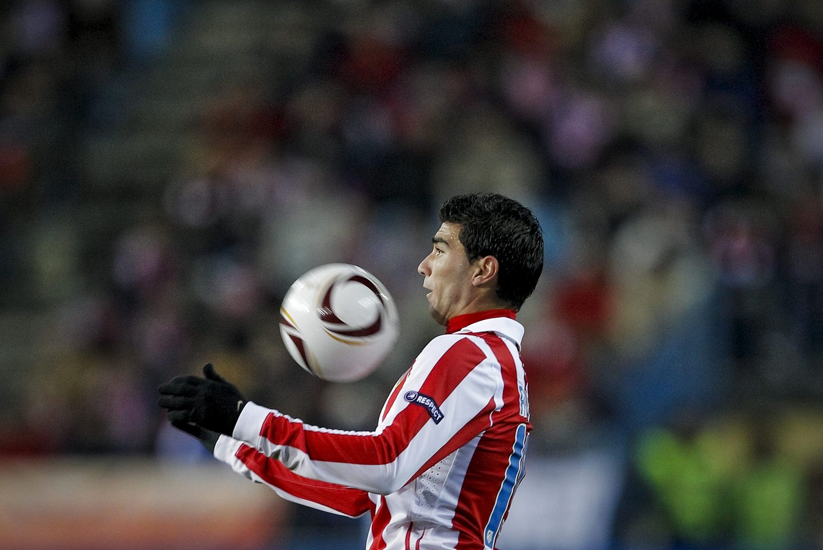 José Antonio Reyes recibe el balón durante el partido de Liga Europa.