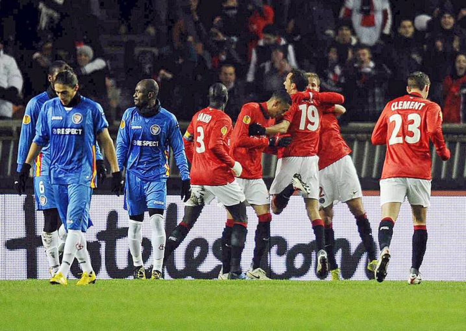 Jugadores del París Saint-Germain (de rojo) celebran el gol de su compañero Mathieu Bodmer durante el partido.