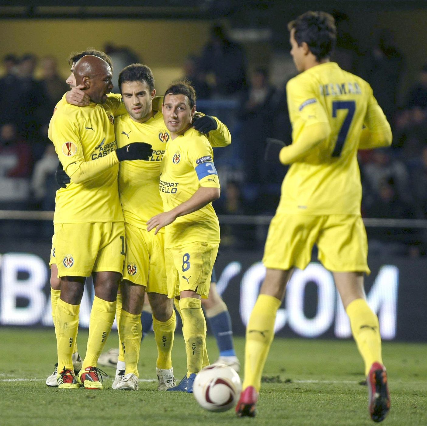 El delantero italiano del Villarreal, Giuseppe Rossi (2i), celebra su gol, tercero de su equipo, con sus compañeros.