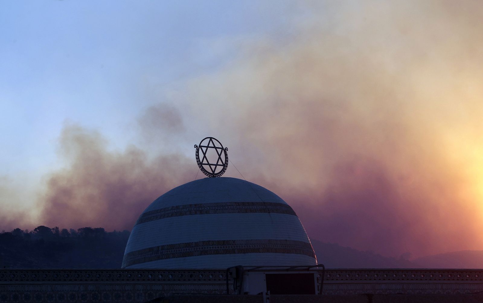 Vista de la nube de humo que está dejando el fuego