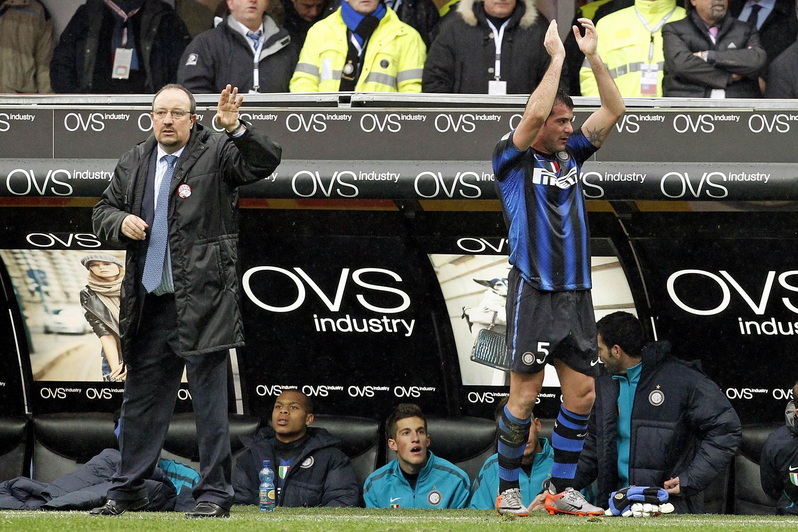 El entrenador español del Inter, Rafa Benítez, da instruciiones durante el último partido frente al Parma.