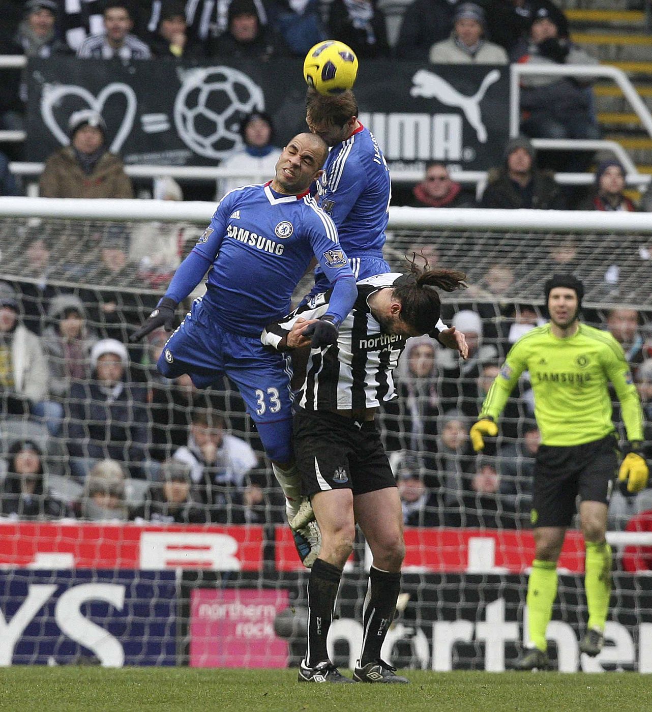 Los jugadores Alex (izda) y Branislav Ivanovic (centro) del Chelsea luchan por el balón.