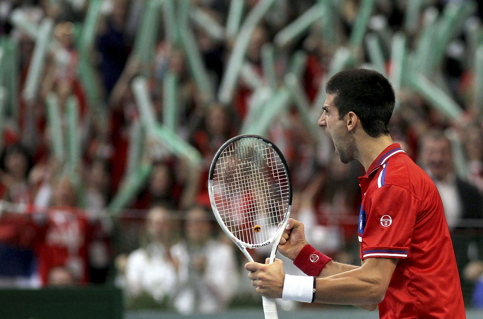 El tenista serbio Novak Djokovic celebra tras ganar un punto al francés Gilles Simon durante el segundo partido de singles de la final de la Copa Davis.