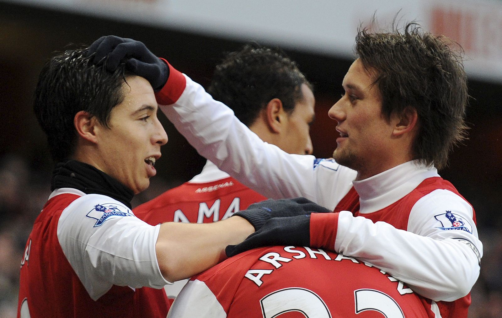 Nasri (izq) celebra el gol con su compañero, Tomas Rosicky.