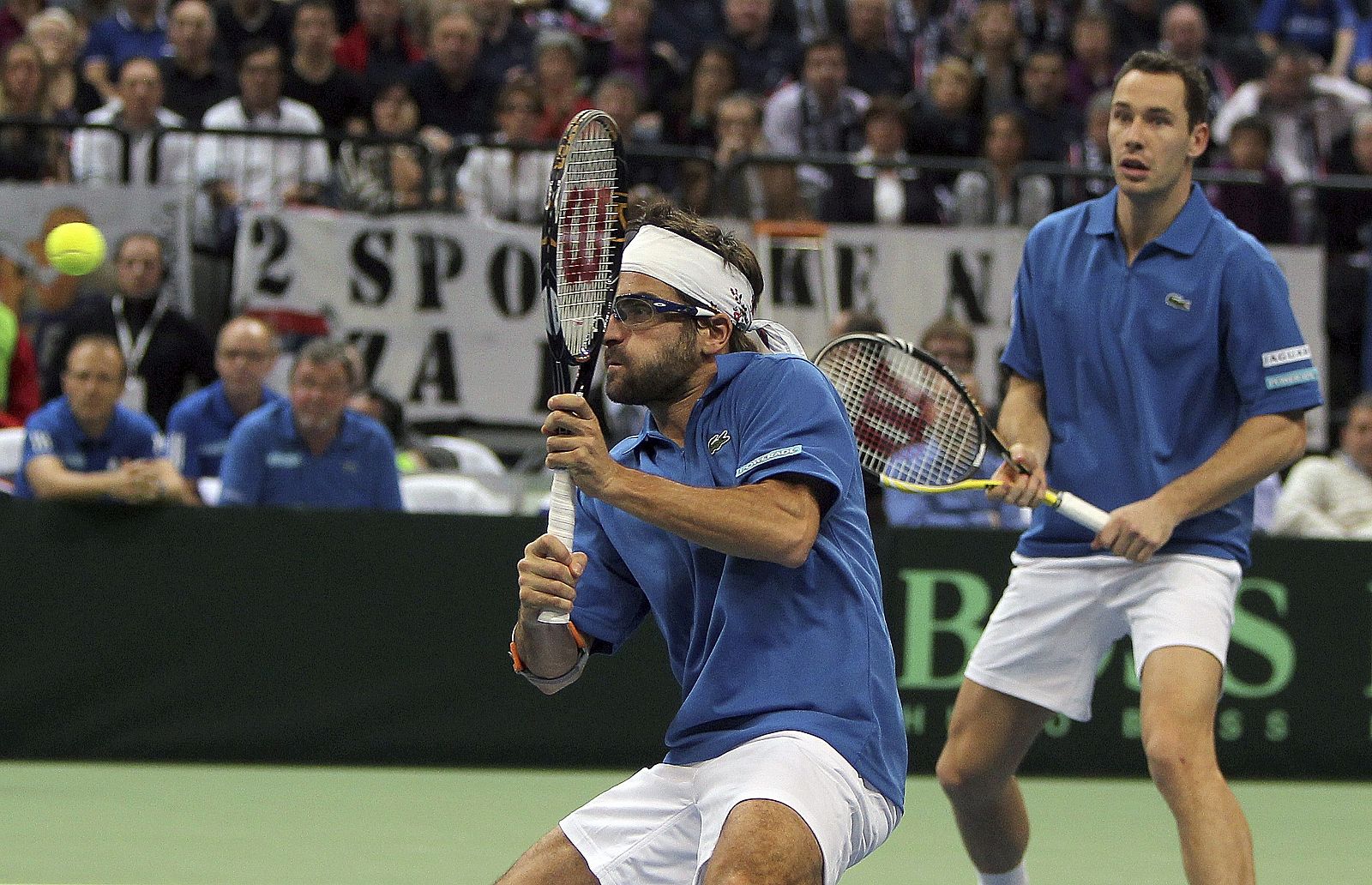 Michael Llodra (d) y Arnaud Clement (i) frente a los serbios Nenad Zimonjic y Viktor Troicki.