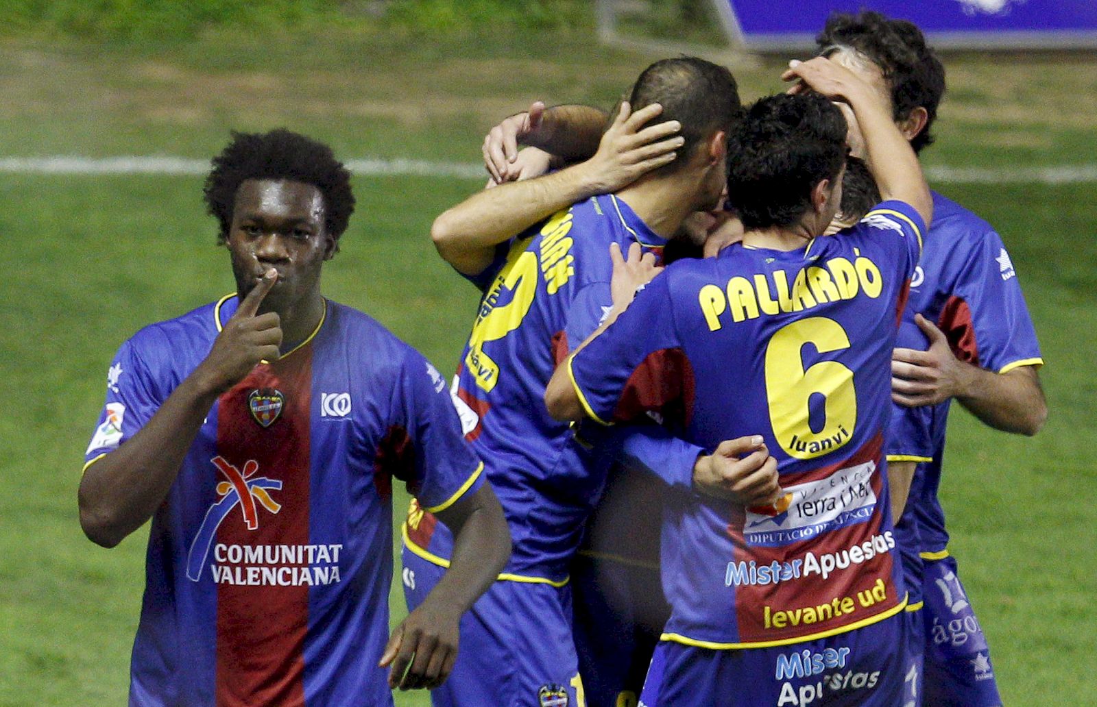 El delantero ecuatoriano del Levante Felipe Salvador Caicedo (i) celebra antes sus compañeros el gol.