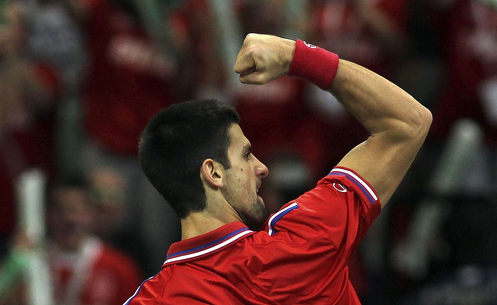 El tenista serbio Novak Djokovic celebra un punto ante el francés Gael Monfils.