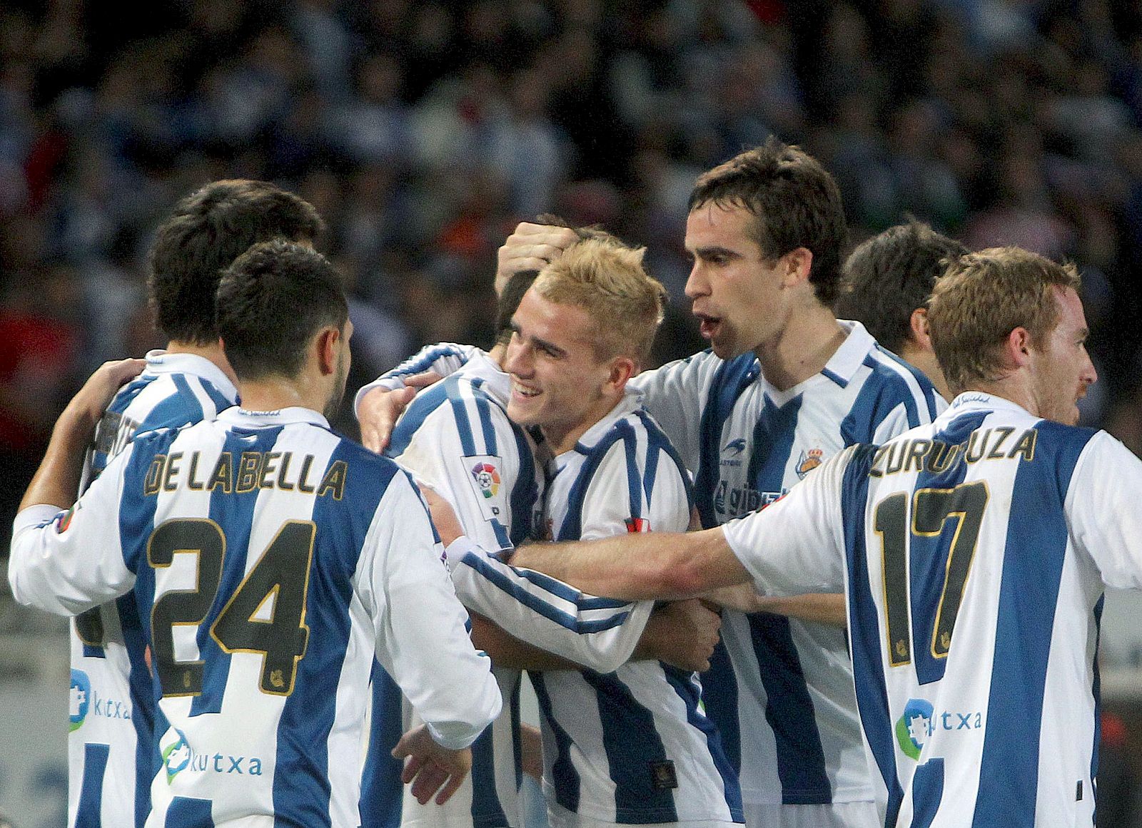 Xabi Prieto celebra con sus compañeros el gol conseguido ante el Athletic de Bilbao.