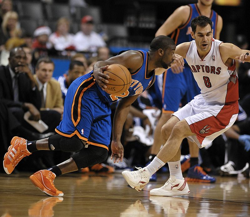 El jugador de Knicks Raymond Felton (i) trata de superar la marca de José Calderón.