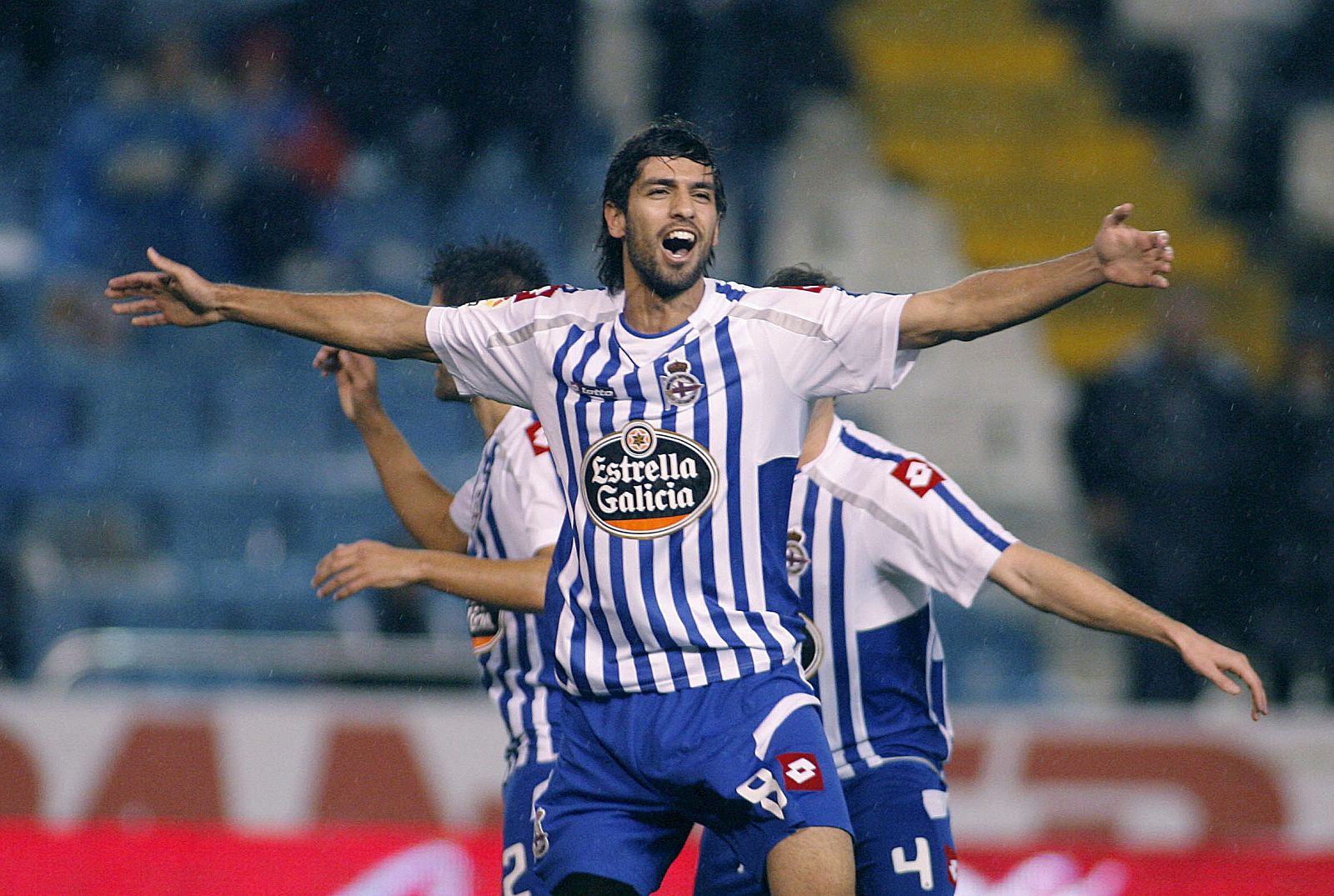 El delantero francés del Deportivo de la Coruña, Lassad, celebra el primer y único gol del equipo gallego.