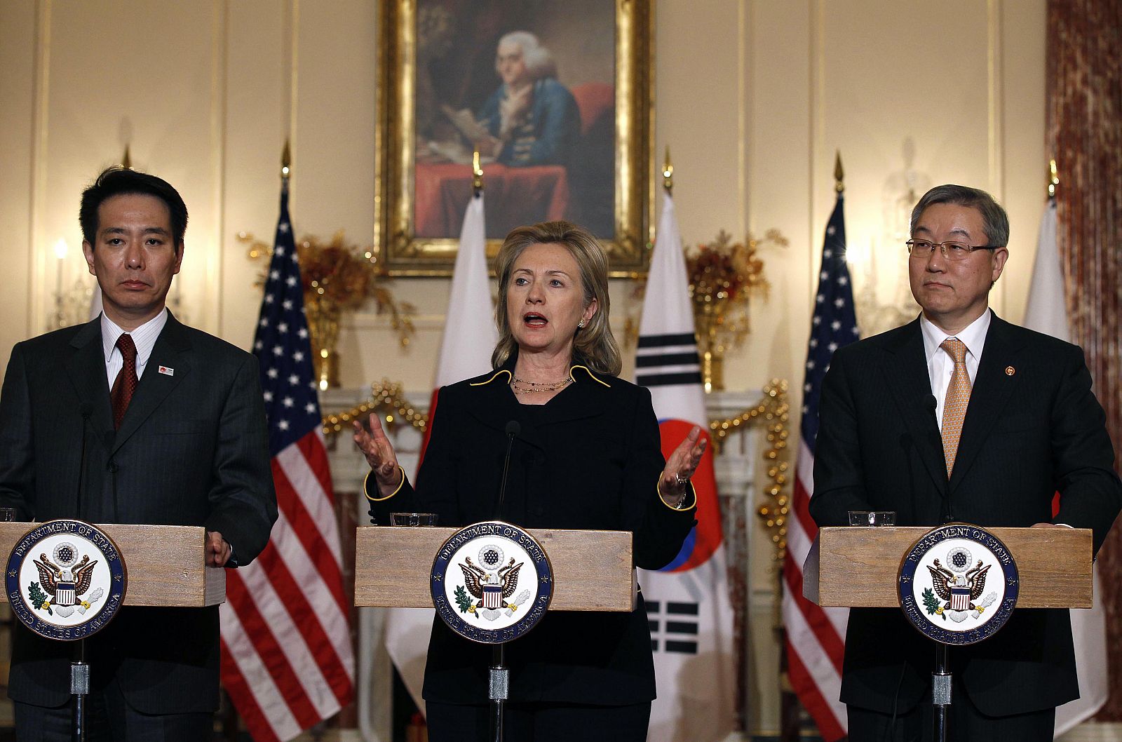 La secretaria de estado de EE.UU., Hillary Clinton, el ministro de Exteriores de Corea del Sur, Kim Sung-hwan, y el ministro de Exteriores de Japón, Seiji Maehara.