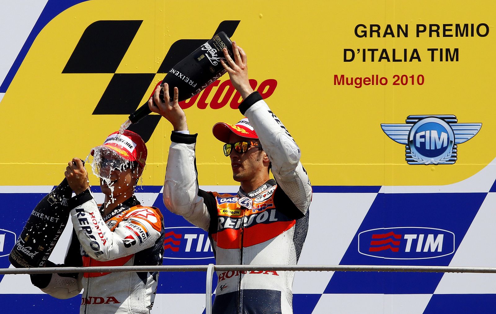 Andrea Dovizioso celebra con su compañero Dani Pedrosa su tercer y primer puesto, respectivamente, en el GP de Italia.