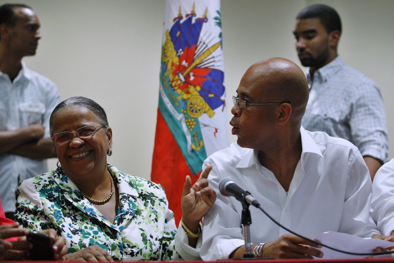 Los candidatos presidenciales haitiano, Mirlande Manigat y Michel Martelly conversan juntos en una fotografía de archivo