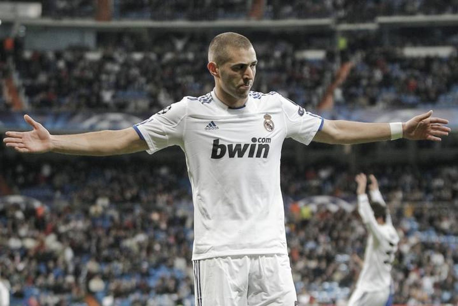 El francés del Real Madrid, Karim Benzema, celebra su tercer tanto al Auxerre.