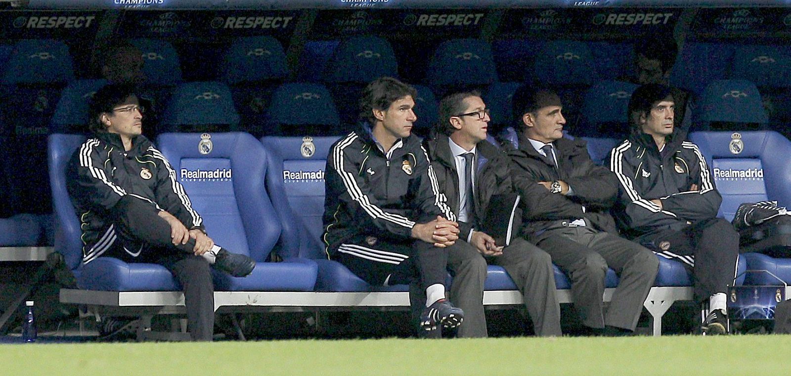 El segundo entrenador del Real Madrid, Aitor Karanka (2i), acompañado por el resto del cuerpo técnico