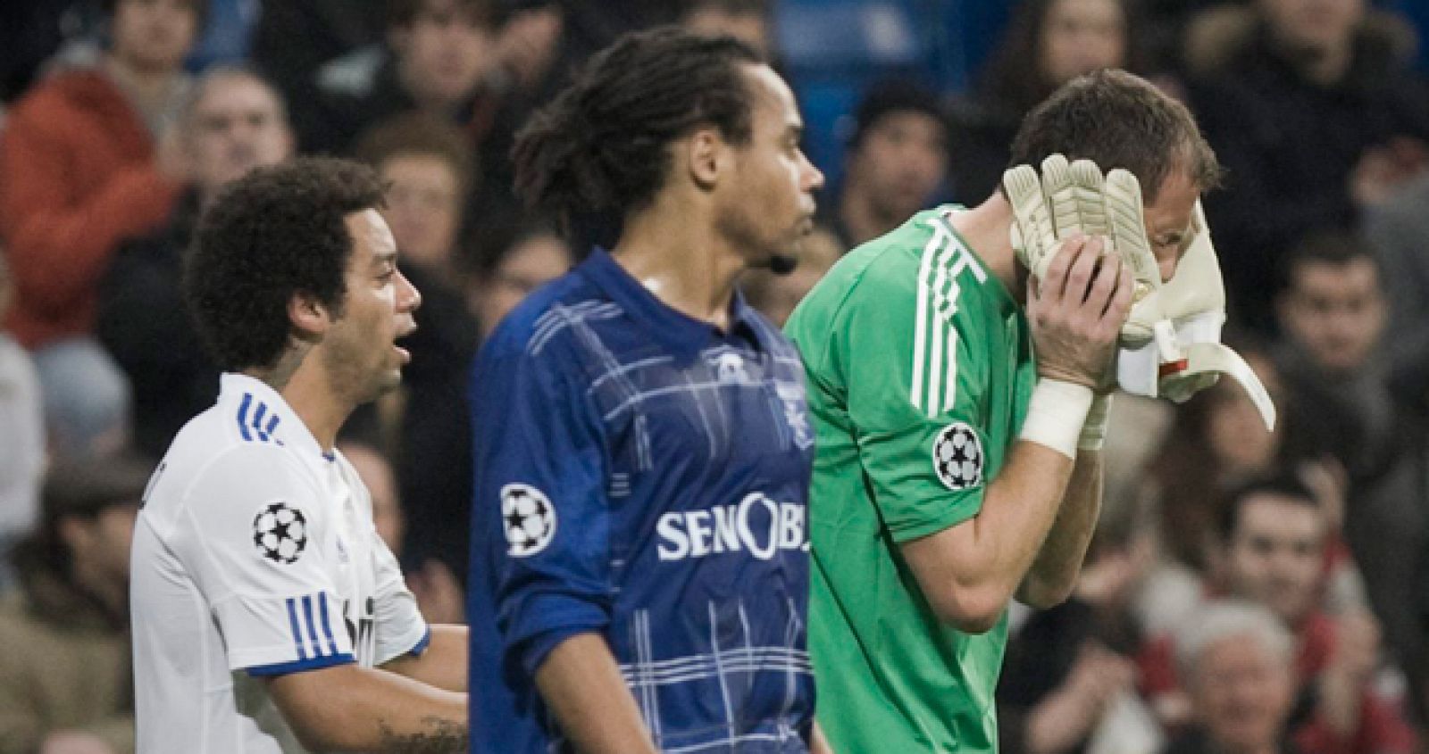 El portero del Real Madrid, el polaco Jerzy Dudek se lleva las manos a la cara tras recibir un golpe frente al Auxerre.