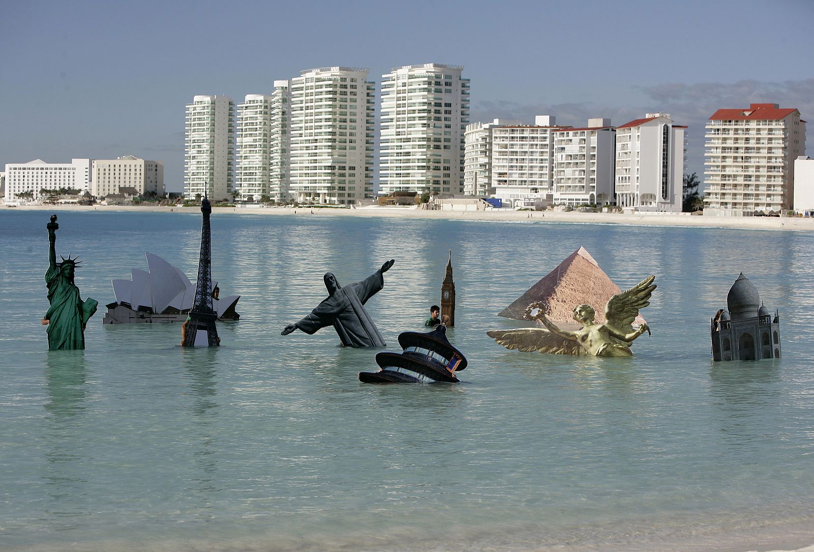 Monumentos históricos sumergidos en el agua como advertencia sobre el cambio climático