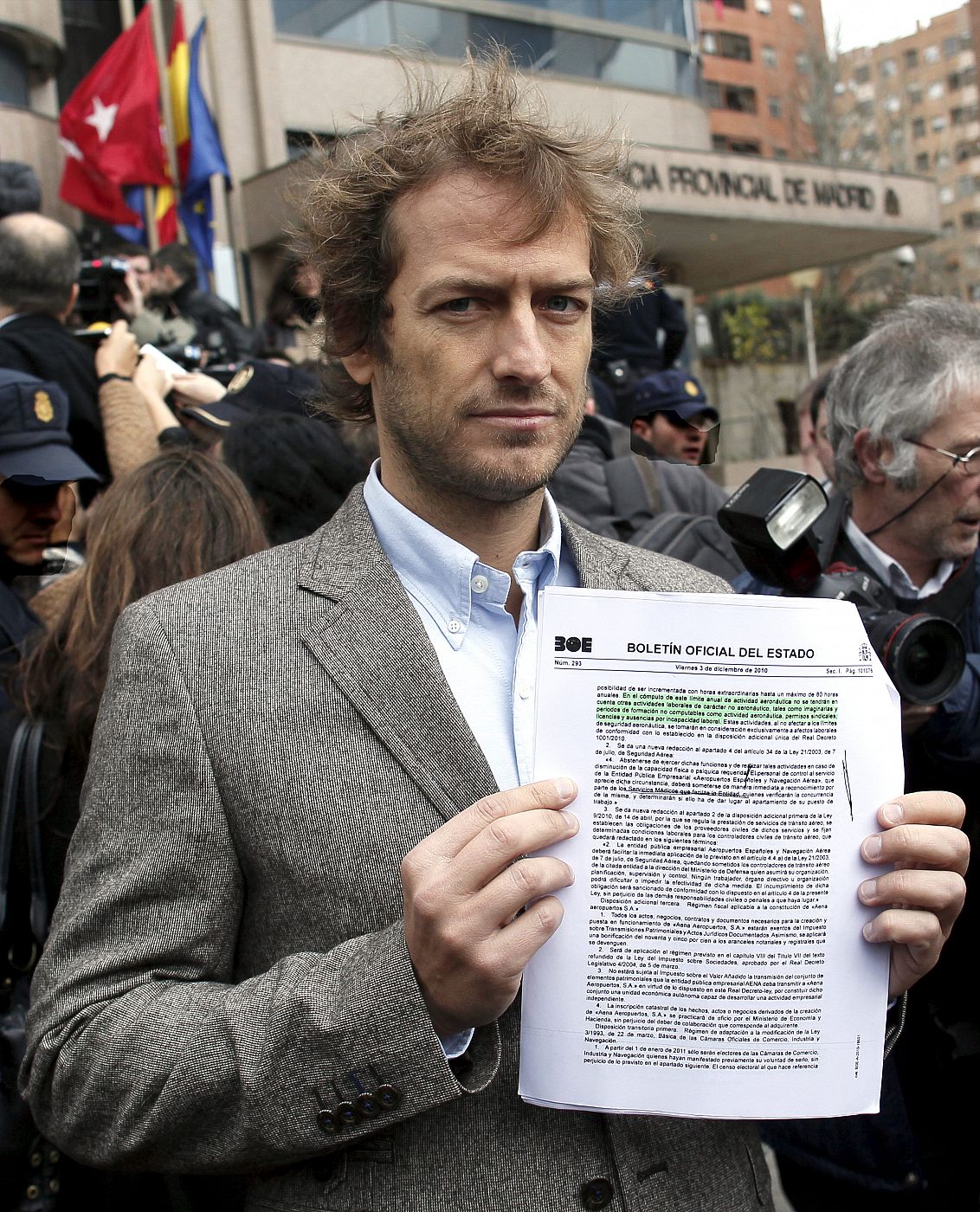 El portavoz de USCA, César Cabo, ante la sede de la Audiencia Provincial de Madrid, ante cuya fiscalía se han negado a declarar los controladores.
