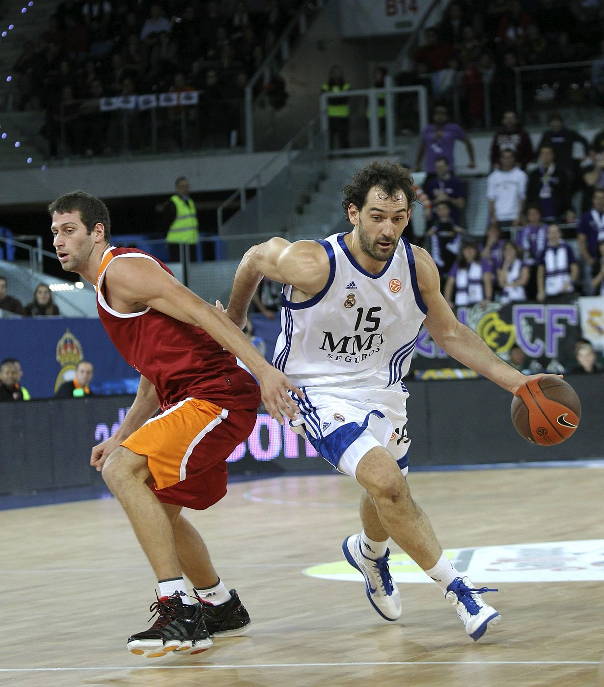 El pívot del Real Madrid Jorge Garbajosa avanza con el balón ante el alero montenegrino de la Virtus Roma Vladimir Dasic.