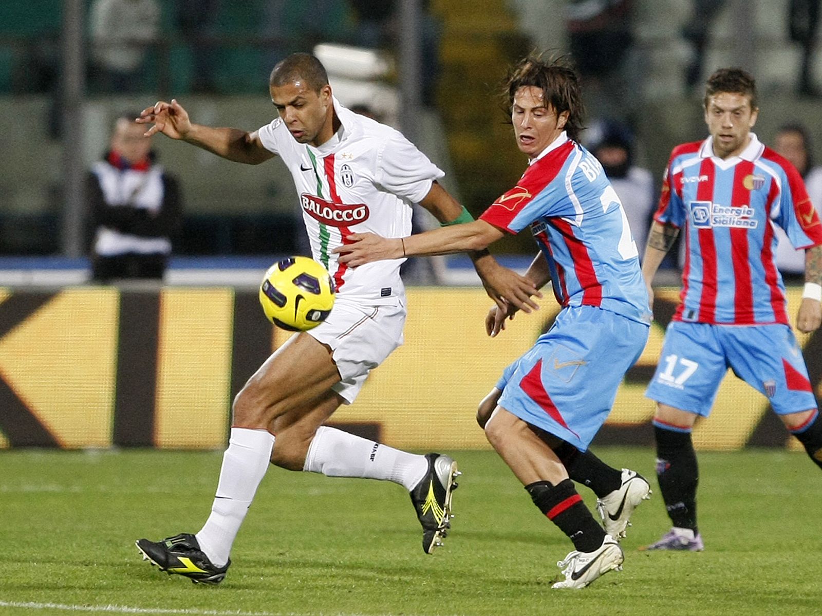 Juventus'  Melo is challenged by Catania's Biagianti during their Italian Serie A soccer match in Catania