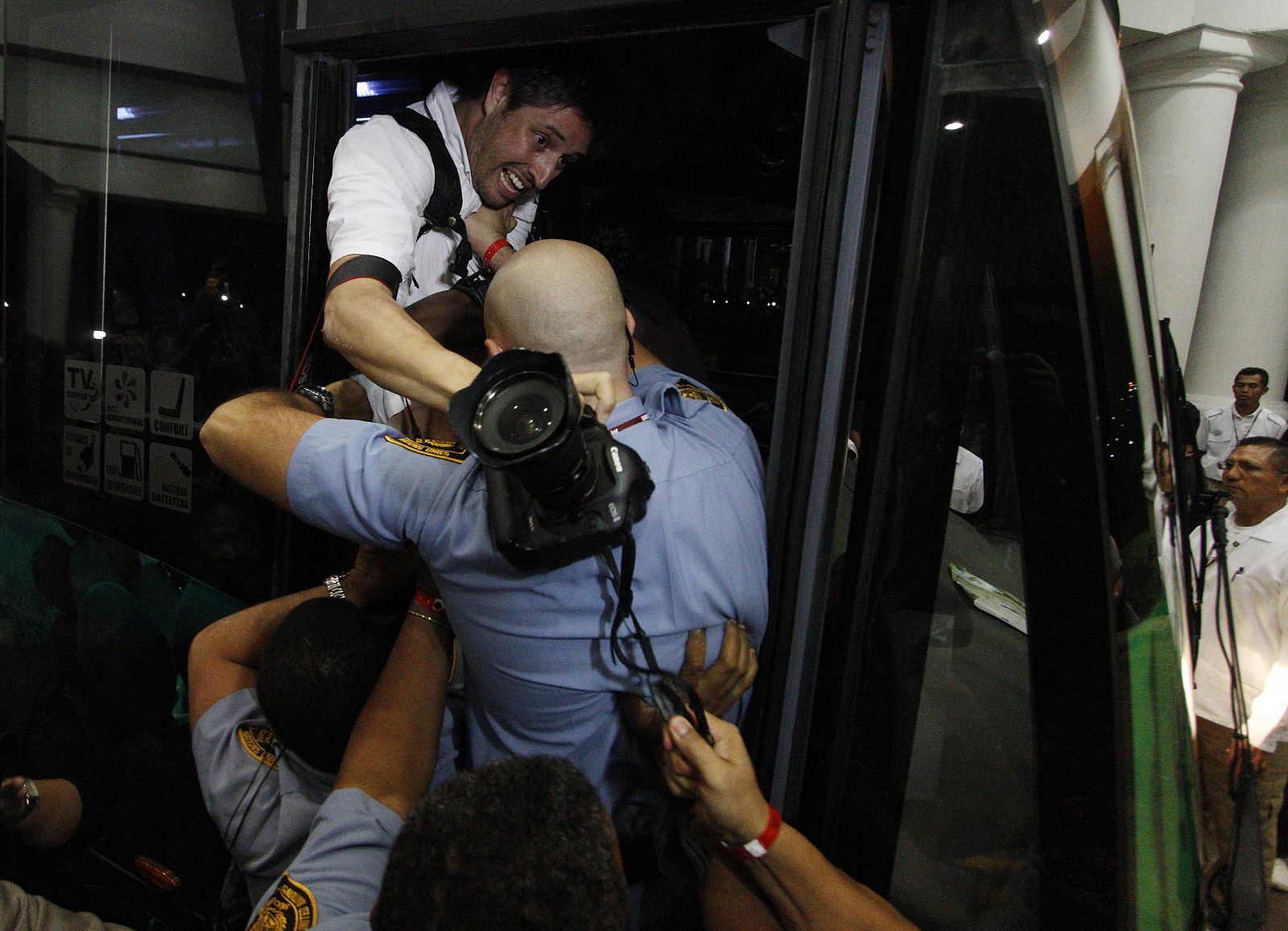 La policía de la ONU arresta al fotógrafo de Reuters Jorge Silva durante la Cumbre del clima de Cancún.