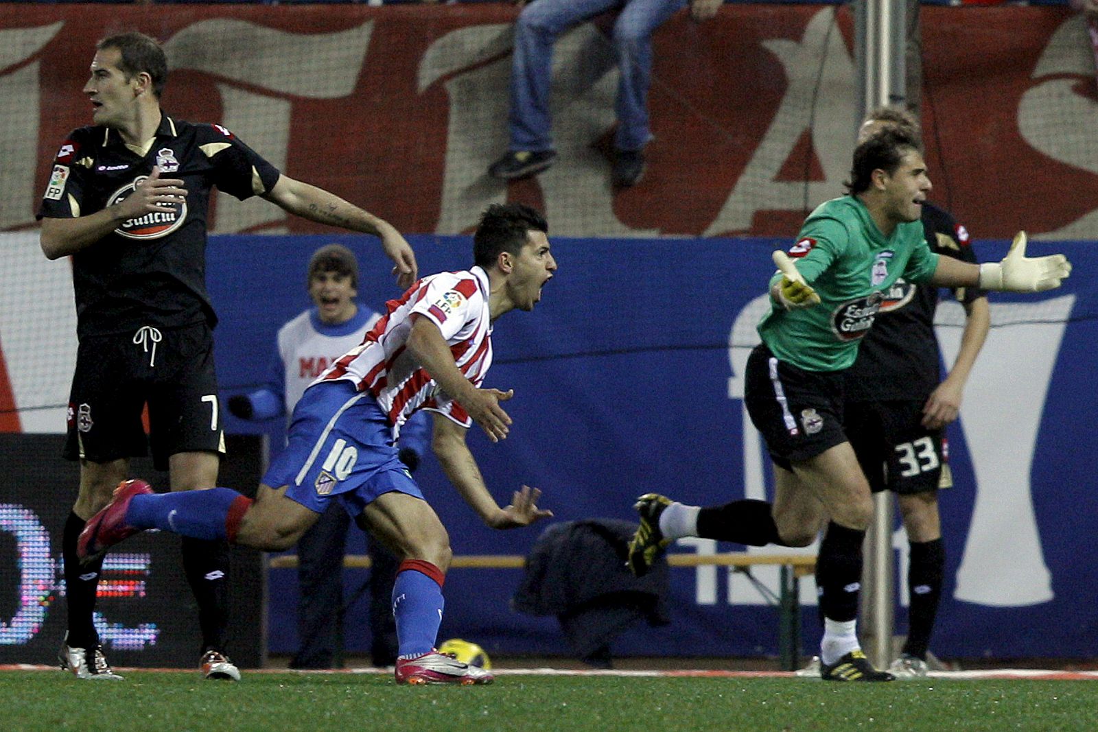 El "Kun" Agüero (c) celebra su gol en presencia de los jugadores del Deportivo de La Coruña