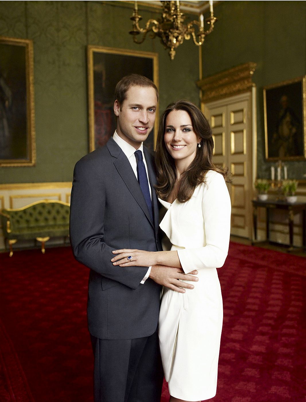 Una de las dos fotografías oficiales del compromiso del príncipe Guillermo y su prometida Kate Middleton.
