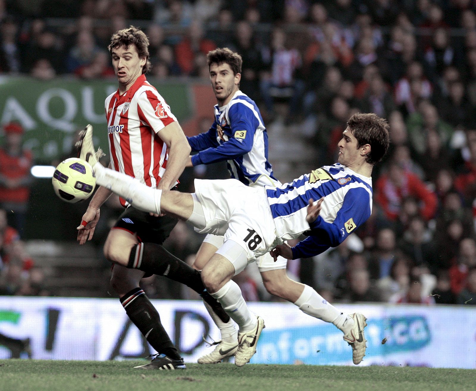 El delantero del Athletic de Bilbao, Llorente, intenta rematar ante el defensa del Espanyol, Forlín.