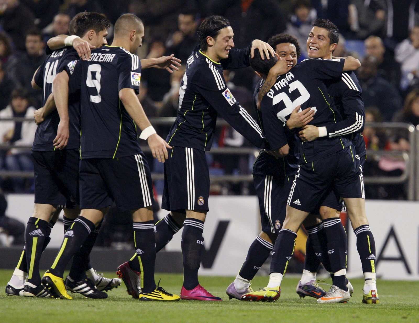 Los jugadores del Real Madrid celebran el gol marcado por su compañero, el argentino Ángel Fabián Di María.