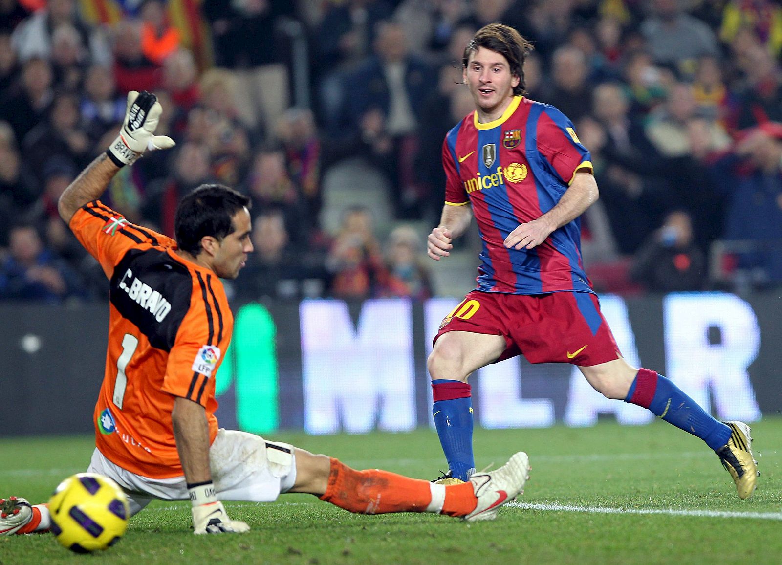 El delantero del Barça, Leo Messi, batió al portero de la Real Sociedad, el chileno Claudio Bravo, en dos ocasiones.