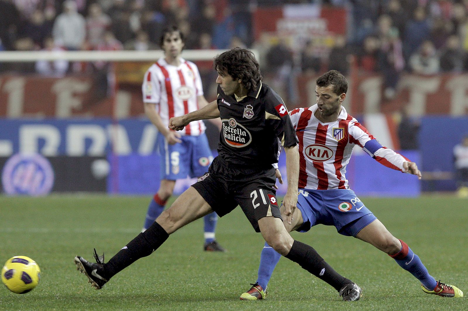 Simao Sabrosa (d) lucha el balón con el centrocampista del Deportivo de La Coruña, Juan Carlos Valerón
