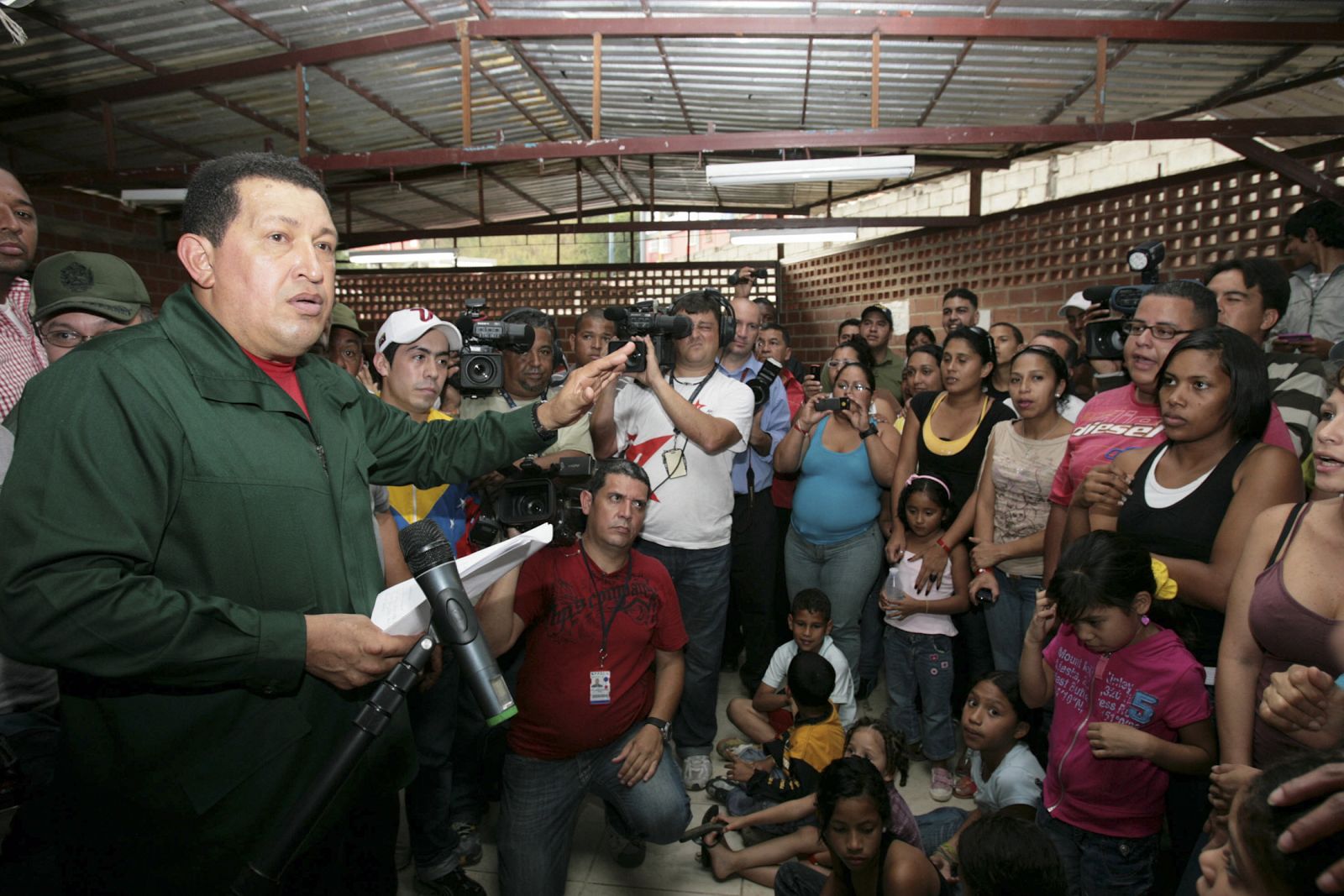 Chávez junto a algunos seguidores que han sido afectados por el temporal de lluvias