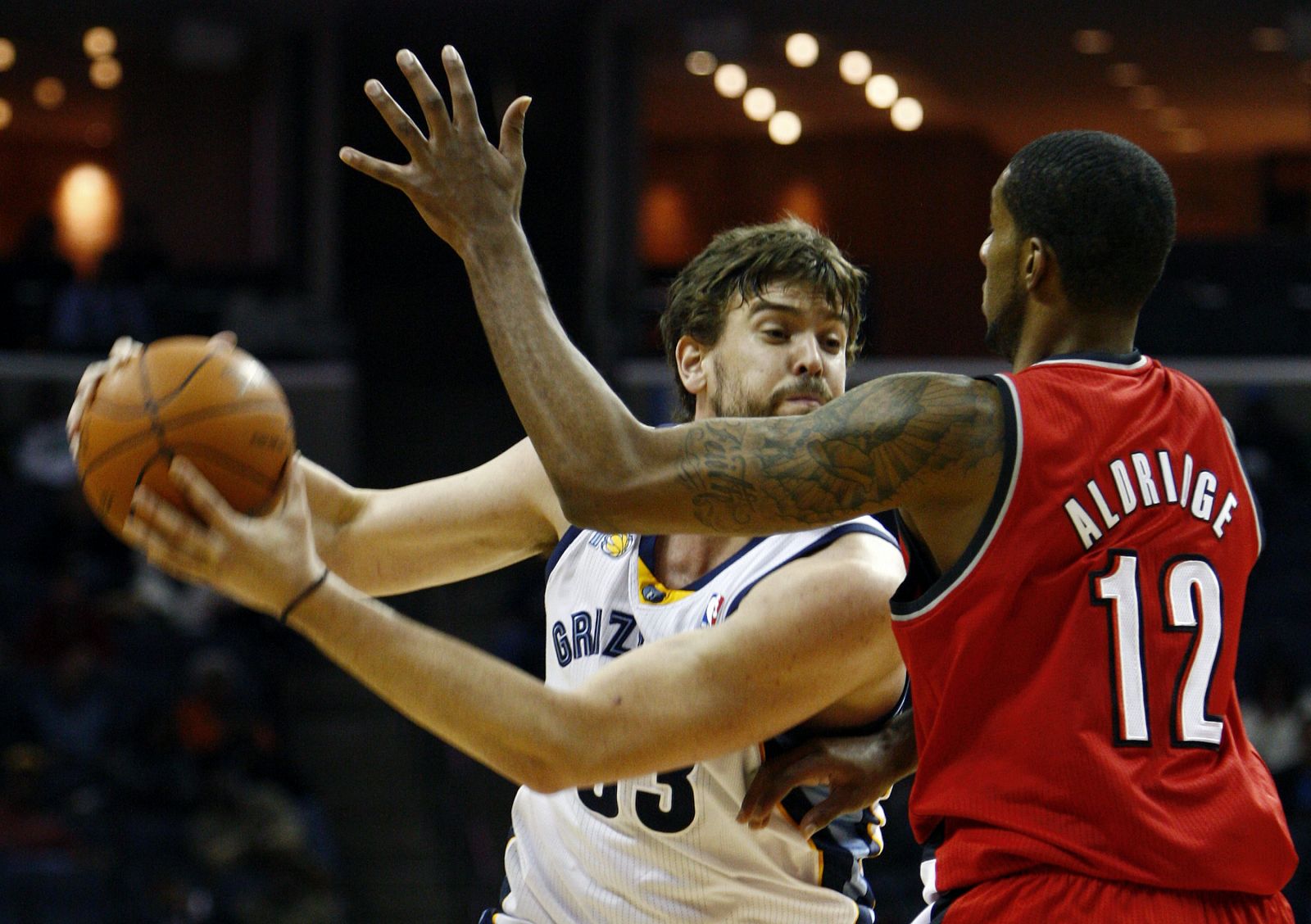 El jugador español de Grizzlies, Marc Gasol, trata de superar a Marcus Aldridge, de los Trail Blazers.