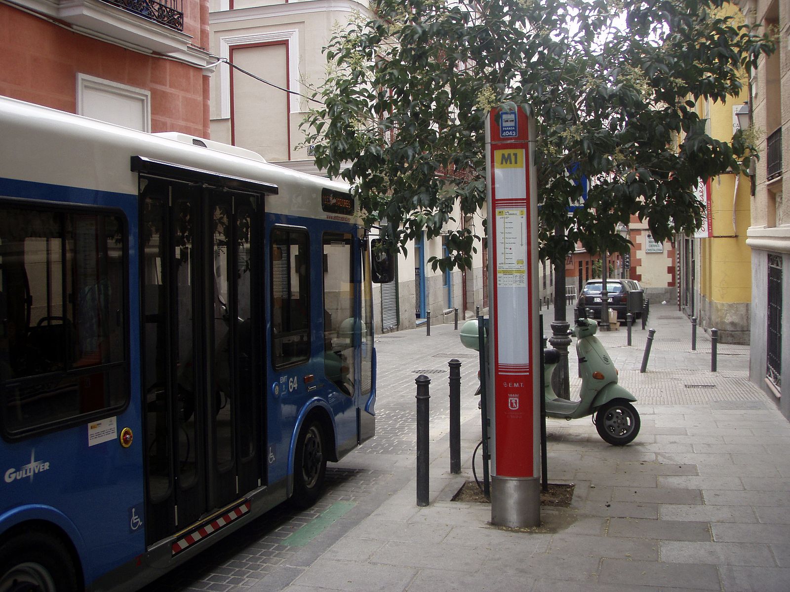 Parada de autobús urbano en Madrid