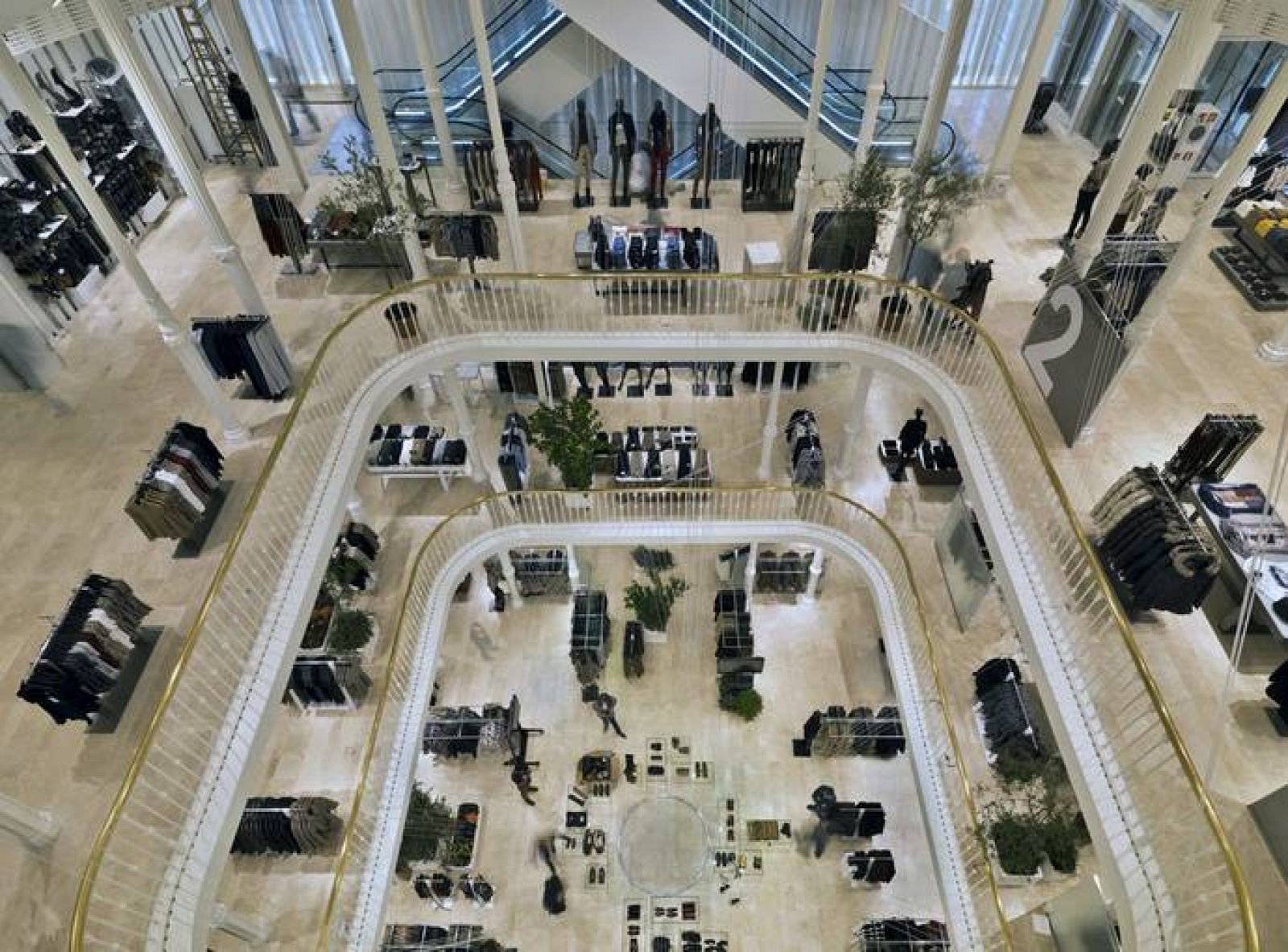 Fachada de la nueva tienda de Zara en Roma. Se ubica en el Palazzo Bocconi. 