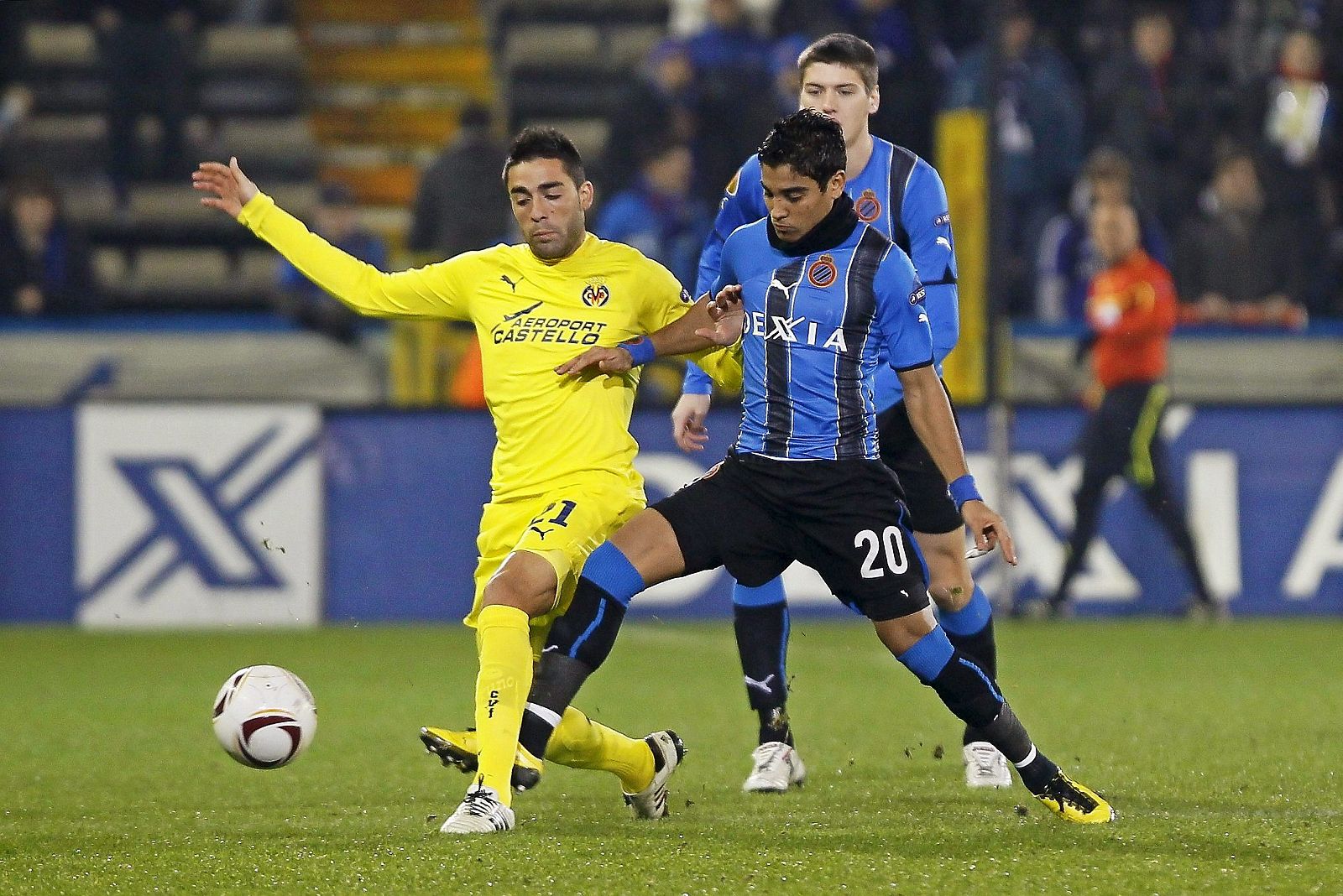 Bruno Soriano, del Villarreal, lucha por el balón con Ronald Vargas, del Brujas.