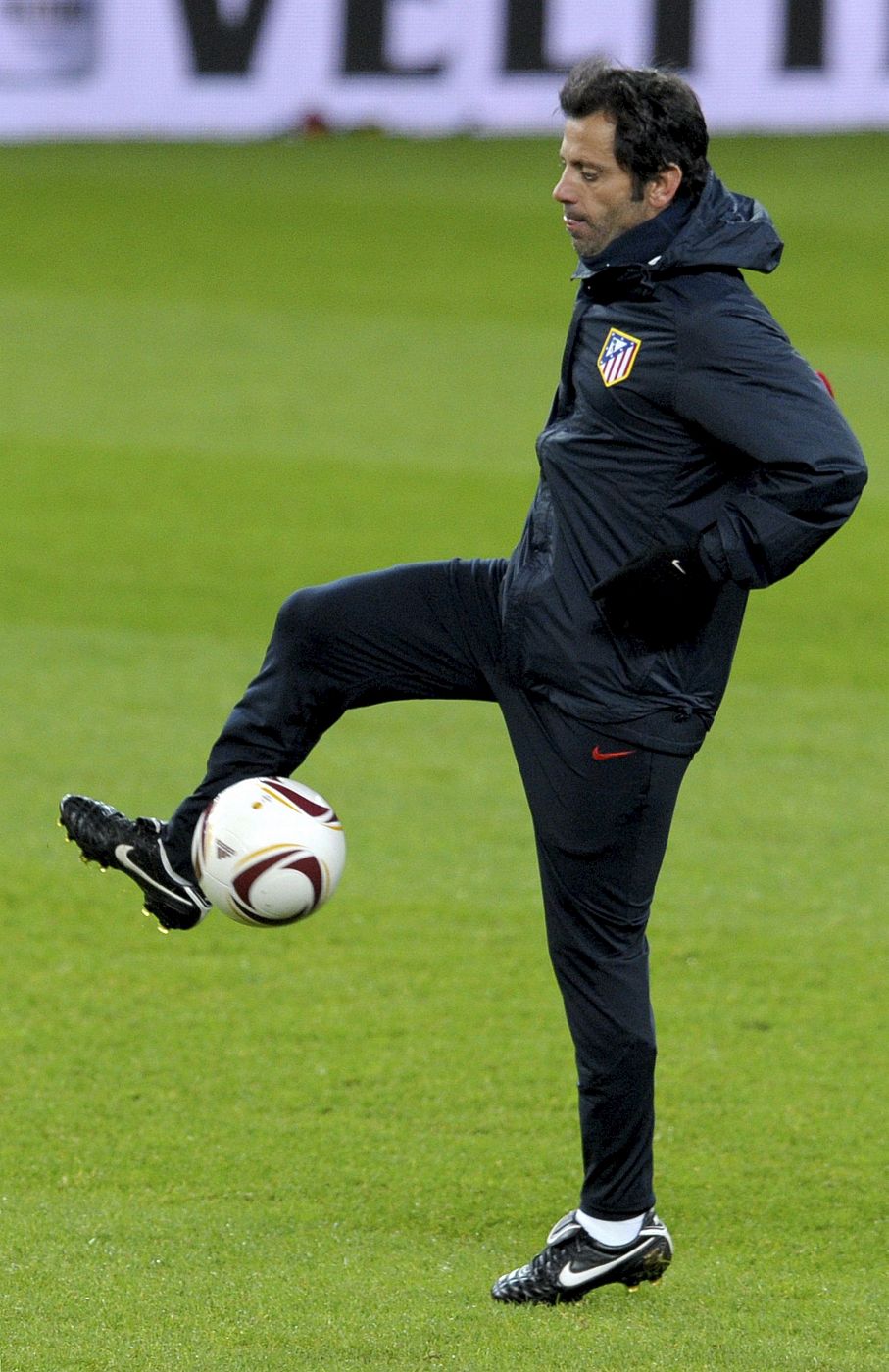 El entrenador del Atlético de Madrid, Quique Sanchez Flores, controla un balón durante el entrenamiento del equipo en el BayArena de Leverkusen.