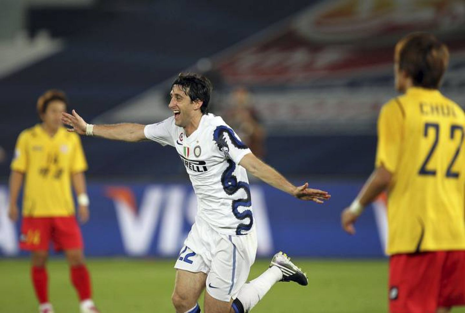 Diego Milito celebra el 3-0 sobre el Seongnam Ilhwa Chunma FC.