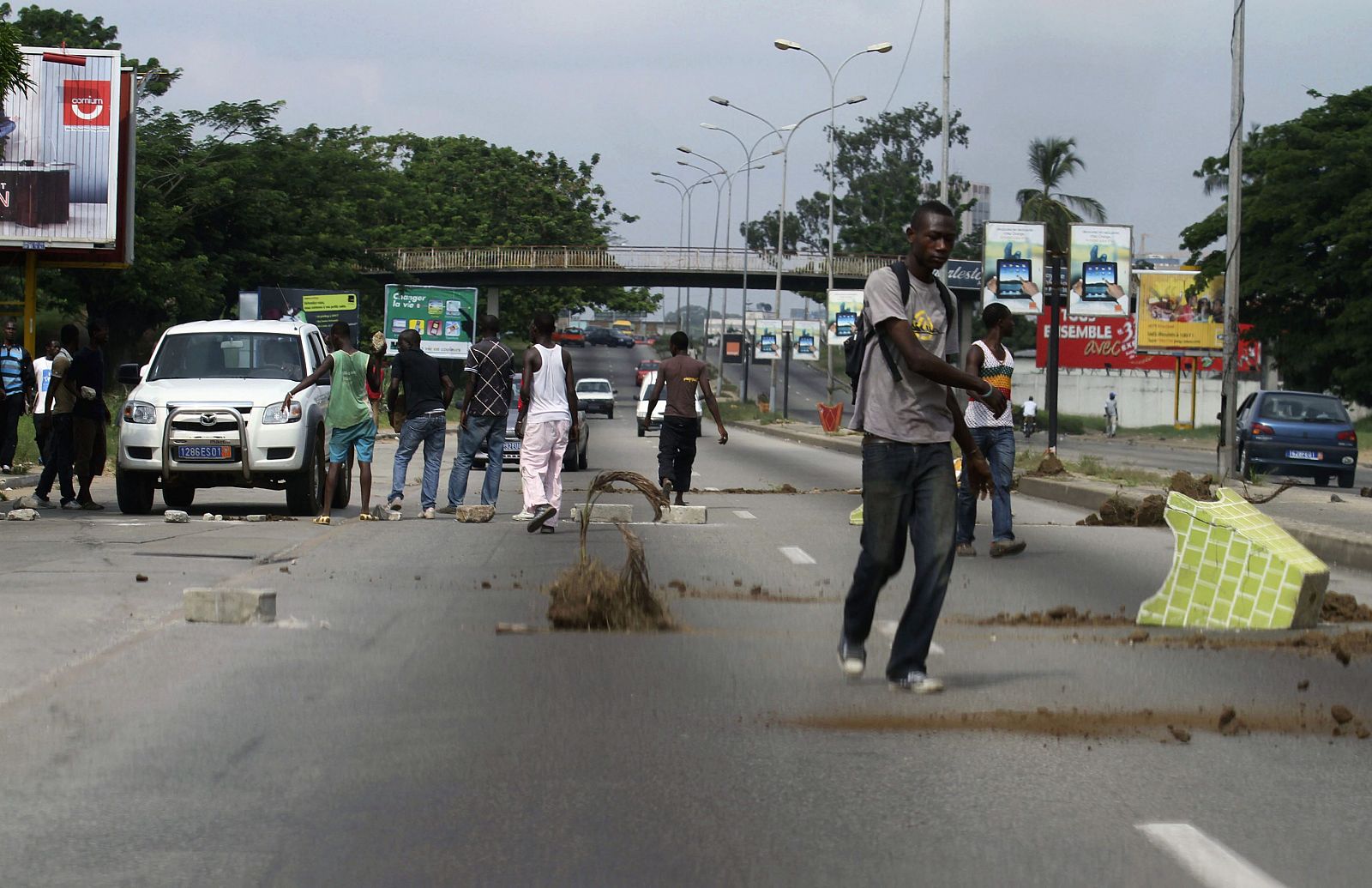 Los partidarios de Ouattara se enfrentan con la Policía y los militares en Abiyán.