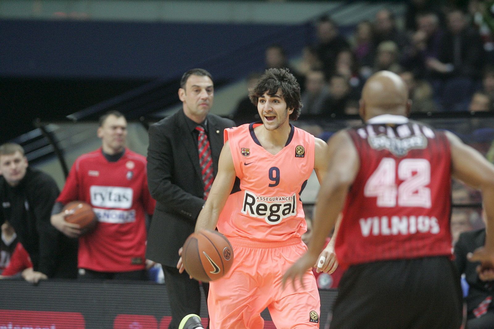 Khalid El-Amin, (d), del Lietuvos Rytas frente a Ricky Rubio del Barça.