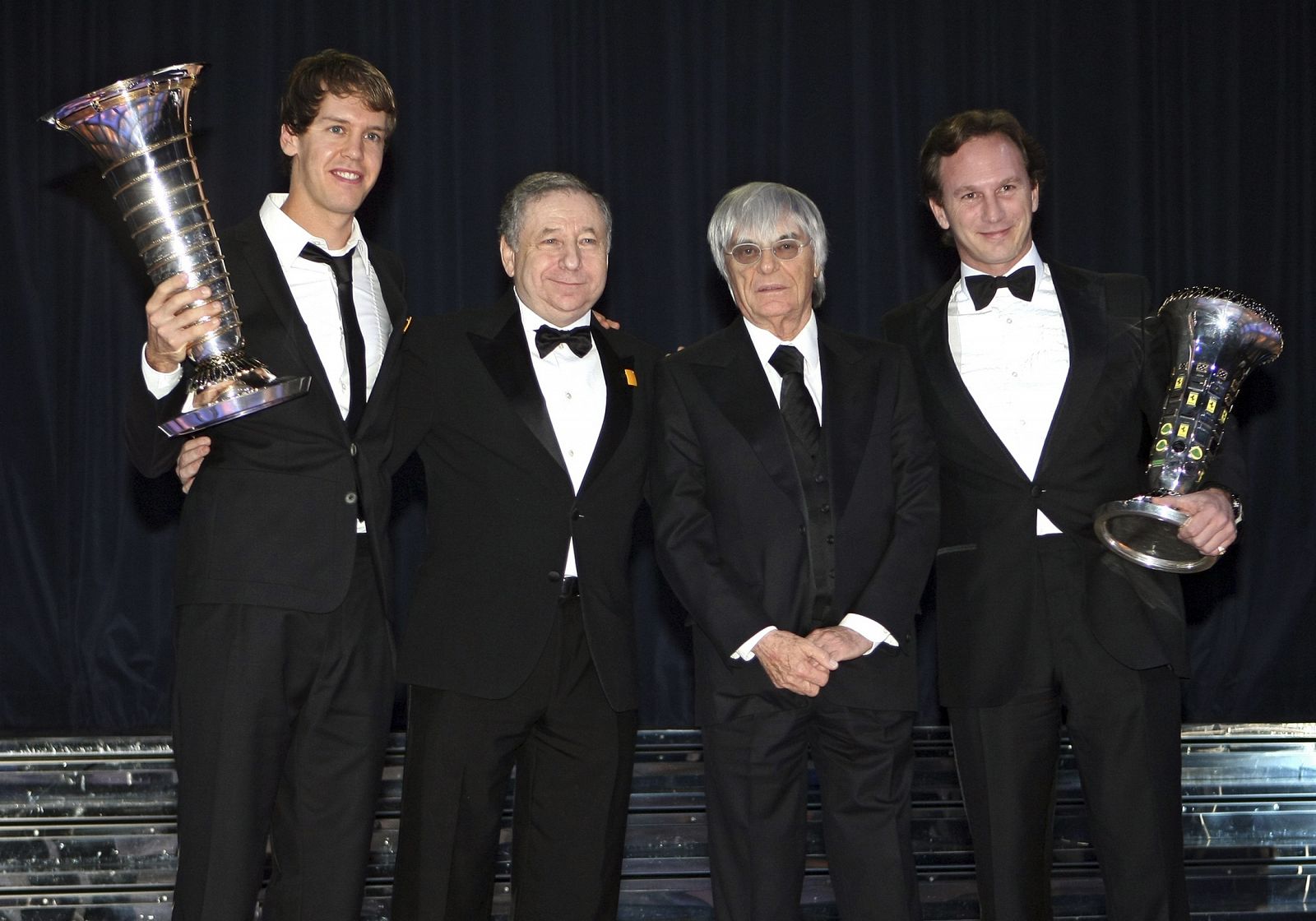 Bernie Ecclestone, junto a Sebastien Vettel, campeón del Mundial 2010 de Fórmula 1, el presidente de la FIA, Jean Todt y el director de Red Bull, Chris Horner.