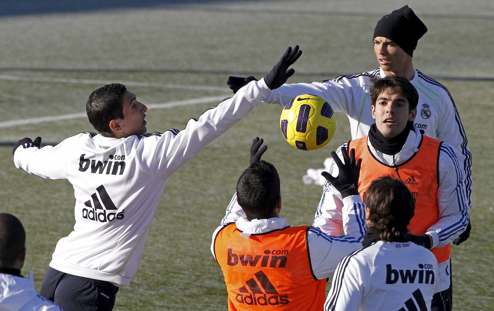 Ángel Di María, el brasileño Kaká y el portugués Cristiano Ronaldo (i a d), durante el entrenamiento del equipo.