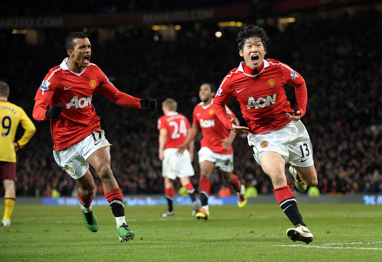 Ji Sung Park (d) de Manchester United celebra con Nani (i) tras su anotación ante Arsenal.