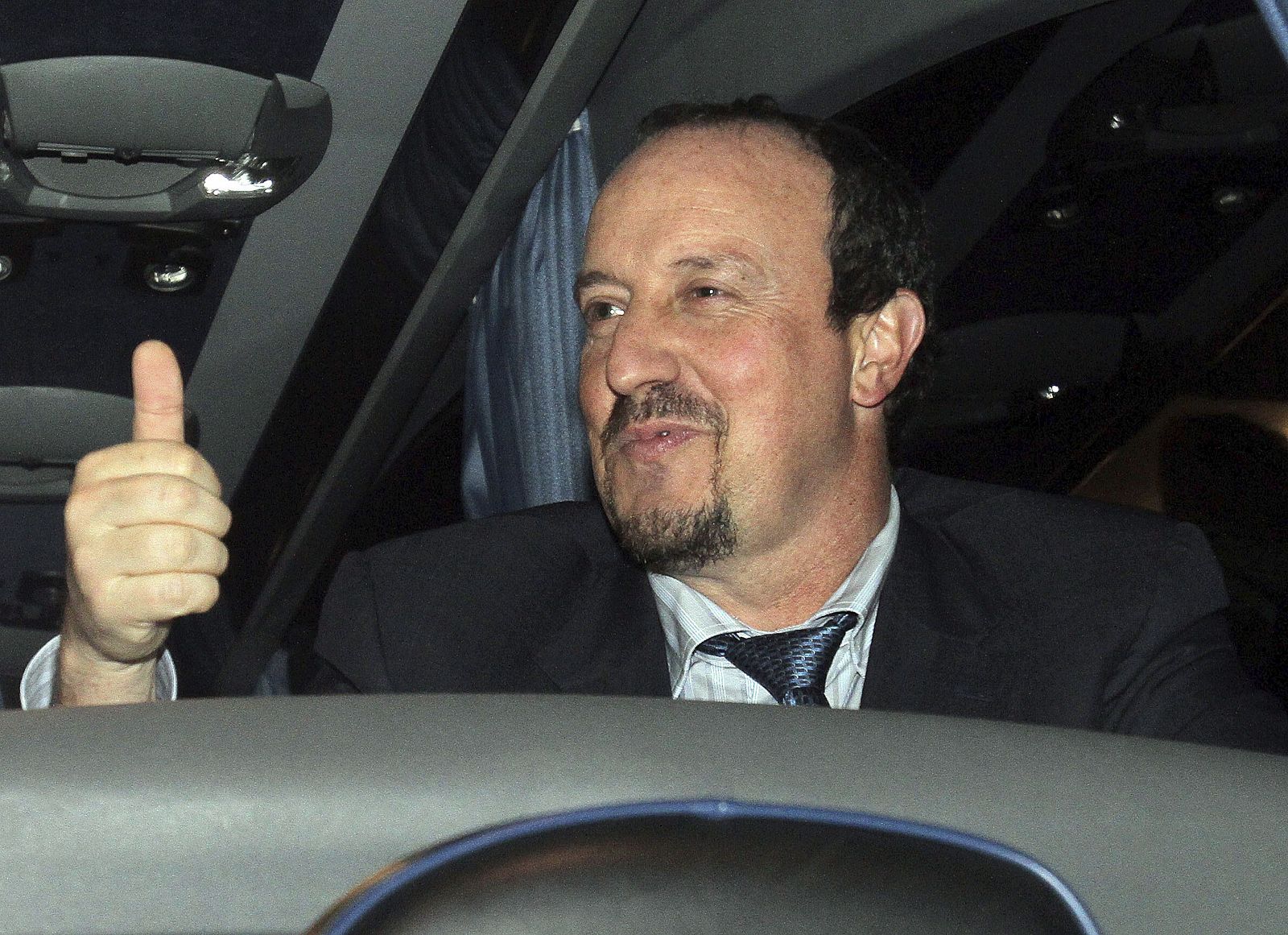 El entrenador español del Inter de Milán, Rafael Benítez, saluda a su llegada al aeropuerto de Malpensa.