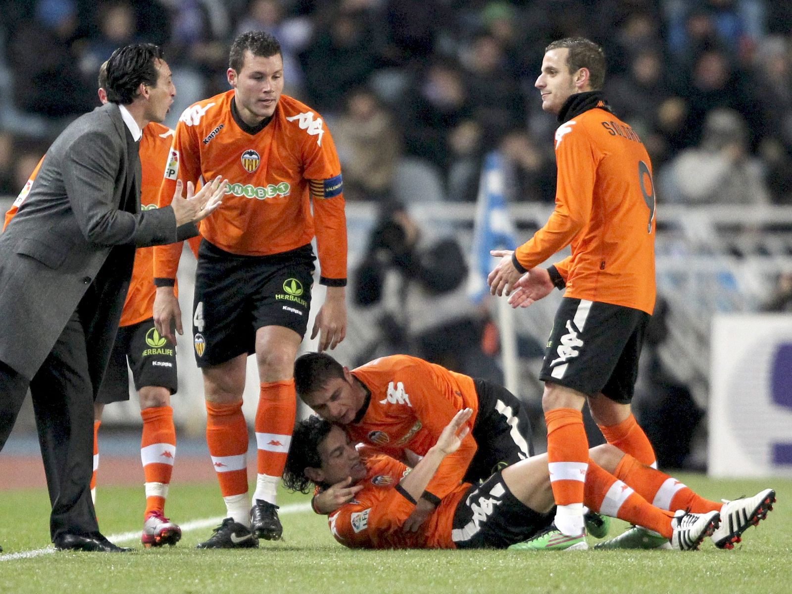 Los jugadores del Valencia reciben instrucciones de Unai Emery.